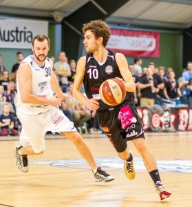 11.04.2015 Basketball 2.Bundesliga 2014/15 Playoffs HF 3. Spiel DC Vienna Timberwolves vs. Mattersburg ROCKS;  Nicoli Jan (10) Hrvoje PULJKO (30)   Copyright Pictorial / M.Proell office@pictorial.at www.basketball.pictorial.at